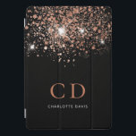 Cubierta Para iPad Pro Rosa negro purpurina dorado monograma nombre elega<br><div class="desc">Un fondo negro de moda decorado con gotas purpurinas de oro subió. Personalice y agregue sus iniciales y nombre de monograma. Texto de color oro y blanco Subió.</div>