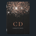Cubierta Para iPad Pro Rosa negro purpurina dorado monograma nombre elega<br><div class="desc">Un fondo negro de moda decorado con gotas purpurinas de oro subió. Personalice y agregue sus iniciales y nombre de monograma. Texto de color oro y blanco Subió.</div>