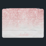 Cubierta Para iPad Pro Rosa Purpurina de oro Nombre personalizado de márm<br><div class="desc">Rosa Gold Purpurina Sparkle Marble Nombre personalizado iPad Cases and Covers cuenta con un purpurina de oro y un patrón de mármol rosa con su nombre personalizado. Personalizado editando el texto en el cuadro de texto proporcionado. Diseñado por ©Evco Studio www.zazzle.com/store/evcostudio</div>