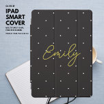 Cubierta Para iPad Pro Simple y moderno guión de oro de puntos de polka b<br><div class="desc">Proteja su iPad con estilo con esta cubierta sencilla y moderna. Cuenta con un pequeño punto de polka blanco sobre fondo negro y un moderno tipo de letra de guión de tono dorado con tu nombre. Actualice la plantilla fácil de usar con su elección de nombre. Crea tu propio regalo...</div>