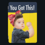 Cubierta Para iPad Pro Tienes a este bebé<br><div class="desc">¡Tienes esto! | Avanti,  la marca de humor global ha estado entreteniendo al mundo con sus tarjetas de felicitación Feel Good Funny durante más de 40 años. Nuestros personajes viven la vida al máximo y celebran el humor en la vida cotidiana.</div>