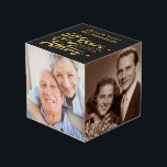 Cubo 50 Aniversario 4 Foto de Black & Gold Personalizad<br><div class="desc">Regale un regalo conmemorativo de aniversario dorado con cuatro fotos de la maravillosa pareja 50 AÑOS EN EL MOMENTO. El diseño negro y dorado permite personalizarlo con los nombres de la pareja y su año boda. NOTA: El color de fondo negro se puede cambiar según se desee. Póngase en contacto...</div>