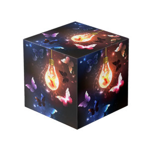 Cubo Bombilla brillante con mariposas nocturnas