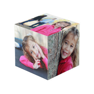 Cubo Cinco Mascotas de la exposición en una sala de fot