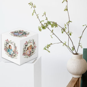 Cubo corona de navidad, flores blancas, bayas foto cu