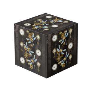 Cubo Dragoniscos de Steampunk sobre fondo rayado marrón