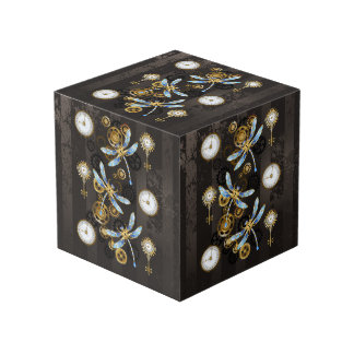 Cubo Dragoniscos de Steampunk sobre fondo rayado marrón