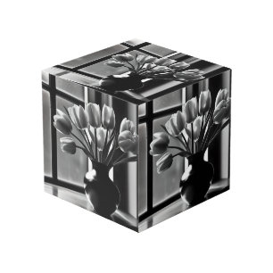 Cubo "Elegancia monocroma: Vida fija del tulipán blanco