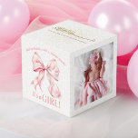 Cubo Es una foto de regalo de un Chica<br><div class="desc">Celebra la llegada alegre con un cubo fotográfico personalizado. Captura el precioso momento de la llegada de tu recién nacido y comparte la alegría con tus seres queridos a través de un cubo de fotos personalizado con una proa rosa y las palabras "Es un Chica". Perfecto para un regalo de...</div>