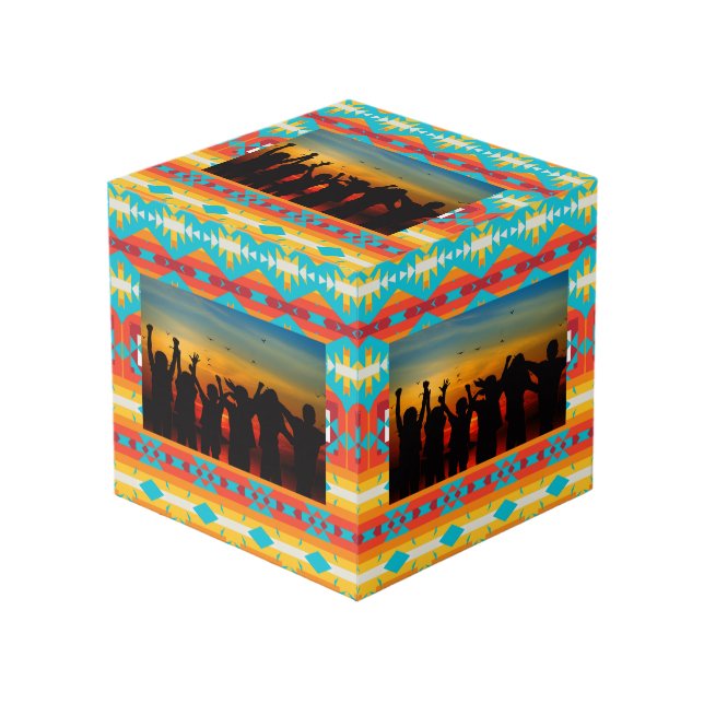 Cubo Filas de formas tribales (Angulo Anverso)