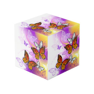 Cubo Mariposas monarcas en fondo morado