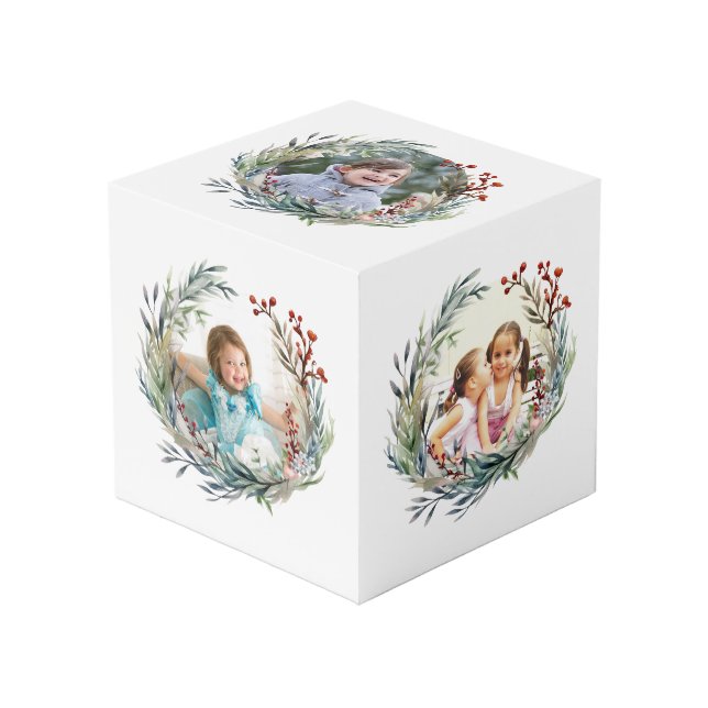 Cubo Navidades de flores, hojas verdes y bayas foto (Angulo Anverso)