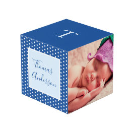 Cubo Niño recién nacido con estadísticas de nacimiento 