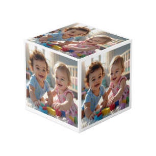 Cubo Niño y Chica lindo jugando en una guardería con lu