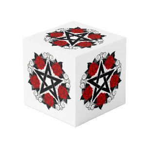 Cubo Pentagram con rosas rojas