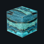 Cubo turquesa Agate Verde azulado Blue Gold Marble<br><div class="desc">Agate el Verde azulado Purpurina de oro azul Marble Aqua Turquoise Geode Cubo / Regalo - o Agrega tu nombre / texto - Haz tu regalo especial ! Redimensionar y mover o eliminar / añadir texto / elementos con la herramienta Personalización ! Diseño por MIGNED ! Por favor, vean mis...</div>