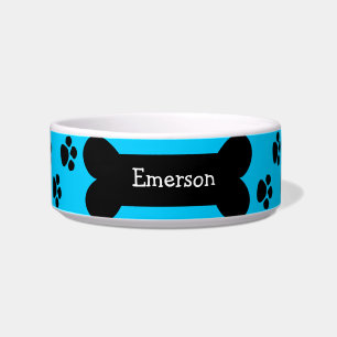 Cuenco azul del perro con las patas y el hueso