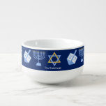 Cuenco De Sopa Hanukkah Blue Menorah Dreidel Pattern Chanukah<br><div class="desc">Hermosa sopa de Hanukkah en azul bonito con un fresco patrón de estrella del judaísmo,  dreidel para divertidos juegos de Chanukah,  y la menorah judía para la festividad.</div>