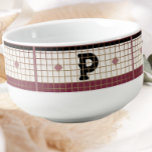 Cuenco De Sopa Monograma bistró vintage de frambuesa y oro<br><div class="desc">Un diseño de baldosas tipo bistró,  atemporal y lujoso. Este elegante arándano,  crema y dorada sopa de tejas o jarra de cereales es perfecto para cualquier hogar. Sus líneas depuradas,  sus colores simples y su patrón vintage hacen estas piezas de instrucción audaces.</div>