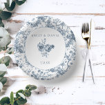 Cuencos De Papel Elegante toile floral azul francés grabado<br><div class="desc">Elegante y ornamentado patrón de fondo vintage azul y blanco toile de jouy con flores exóticas,  viñas y follaje entrelazados con guirnaldas y canastos de rosas con elementos redondos,  ramo de flores y campos de texto. Compra productos coincidentes en colecciones en la tienda Grafixmom.</div>
