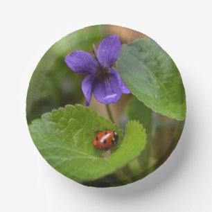 Cuencos De Papel Ladybug sobre las dulces flores violetas