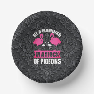 Cuencos De Papel Ser Un Flamenco En Una Bandada De Palomas