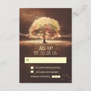 Cuerdas de cartas RSVP de boda en árbol de luces