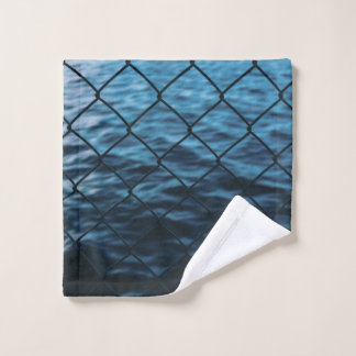 Cuerpo de agua delante de la cerca de eslabón de l