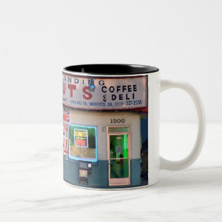 "Cuervos que aterrizan taza de café retra de los