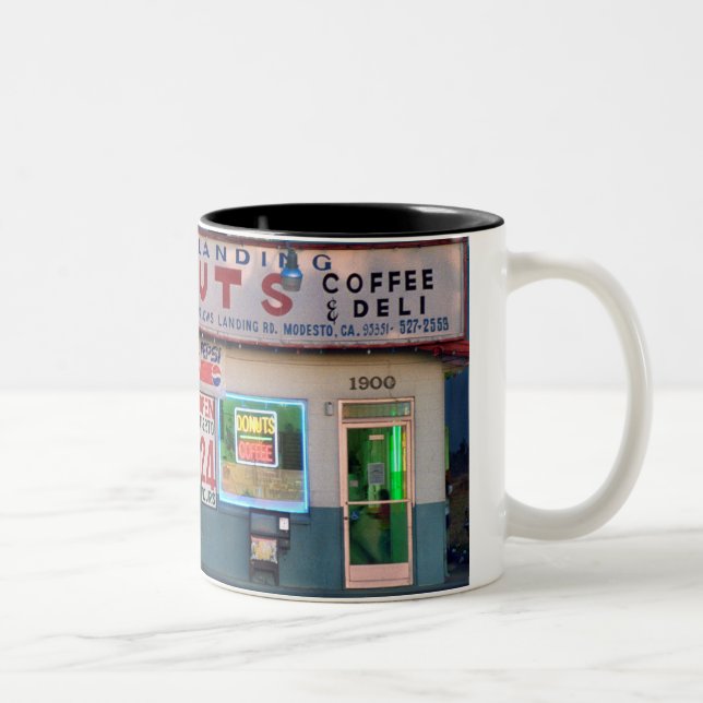"Cuervos que aterrizan taza de café retra de los (Derecha)