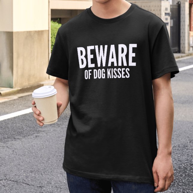 "Cuidado con los besos de perro" camiseta del Día  (Subido por el creador)