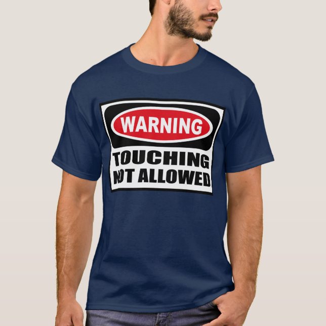 Cuidado TOCANDO la camiseta oscura de los hombres (Anverso)