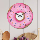 Cuidadoso donut rosado grande reloj<br><div class="desc">Este divertido reloj de pared está decorado con un donut rosa acuarela con salpicaduras. ¡El regalo perfecto para un amante de los donut! Acuarela original © Michele Davies.</div>