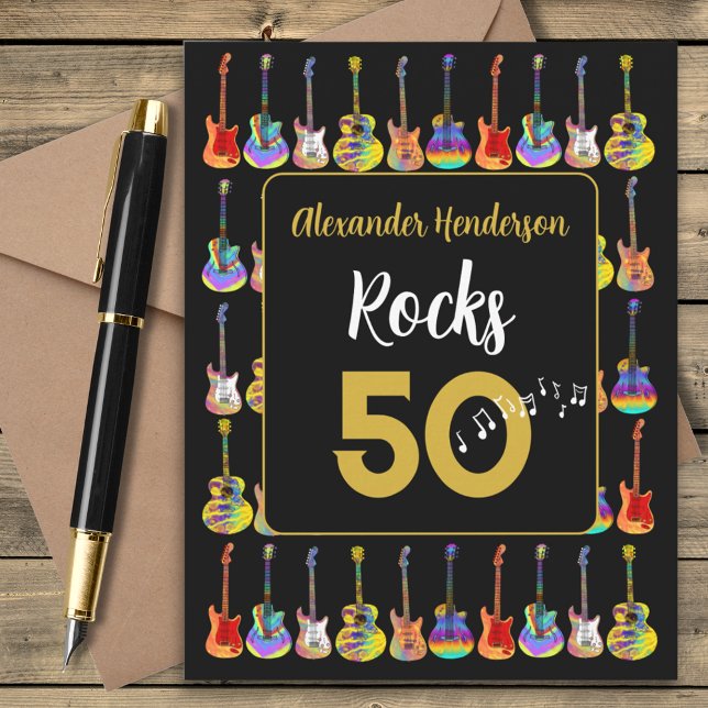 Cumpleaños 50 Guitarra Rocks 50 Personalizado (Rock and roll guitar black and gold personalized 50th birthday greetings card)
