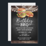 Cumpleaños BBQ 50.ª Invitación de cumpleaños<br><div class="desc">Invitaciones a barbacoa de cumpleaños. Fácil de personalizar. Todo el texto es ajustable y fácil de cambiar para sus propias necesidades fiestas. Las cadenas iluminan elementos de fondo rústico. El Chalkboard divertido gira y florece. Hamburguesa acuarela y gráficos de hotdog. Invitaciones para él. Diseño de cumpleaños BBQ Bar o patio...</div>