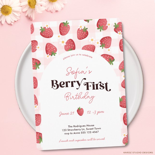 Cumpleaños de la primera fresa de Berry Invitación (Invite shown in 5 x 7 inches size with rounded corners. Personalize size, paper and, corner style)