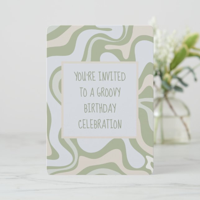 Cumpleaños Groovy en una invitación verde sabia (Anverso de pie)