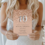 Cumpleaños moderno de 40 años con brillo femenino<br><div class="desc">Invitación de cumpleaños con efecto de brillo rosa melocotón femenino número 40. Diseño monocromo de texto con fuente moderna. Parte de una colección.</div>