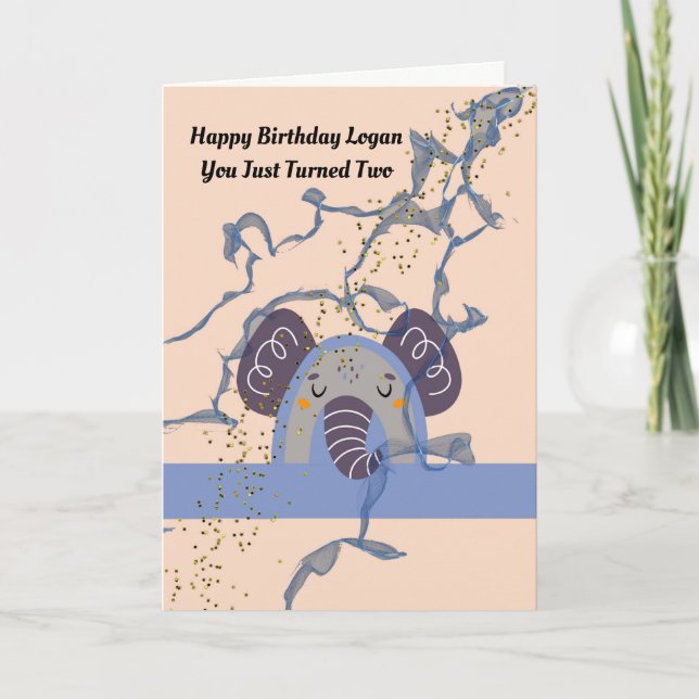 Cumpleaños por dos años. Niño viejo con tarjeta de (Anverso)