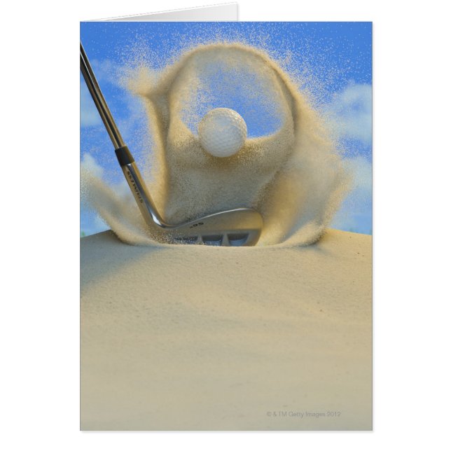 cuña de arena que golpea una pelota de golf en la  (Frente)