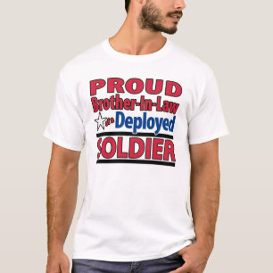 Cuñado orgulloso de una camisa desplegada del