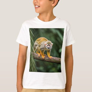 Curioso mono ardilla en la camiseta de la jungla