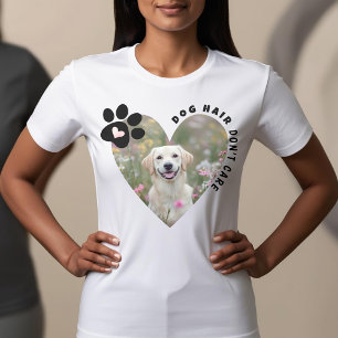 Curioso pelo de perro no le importa la camiseta de