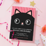 Curte Black Cat Kitty Face Kids Invitación de cump<br><div class="desc">Invitación de cumpleaños para niños con una cara de gatito negro linda con ojos brillantes redondos grandes. El fondo está rayado. Fácil de personalizar ya que está diseñado como plantilla. También es perfecto para la invitación a la fiesta de halloween.</div>