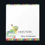 Cute Bookworm Una Nota Del Bloc De Notas Del Profe<br><div class="desc">Este bloc de notas del profesor muestra una imagen de una adorable lombriz de libros sentada encima de una pila de libros escolares. El bloc de notas se acentúa con franjas de color primario en la parte superior e inferior. Esto hace un gran regalo personalizado para cualquier profesor.</div>