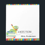 Cute Bookworm Una Nota Del Bloc De Notas Del Profe<br><div class="desc">Este bloc de notas del profesor muestra una imagen de una adorable lombriz de libros sentada encima de una pila de libros escolares. El bloc de notas se acentúa con franjas de color primario en la parte superior e inferior. Esto hace un gran regalo personalizado para cualquier profesor.</div>