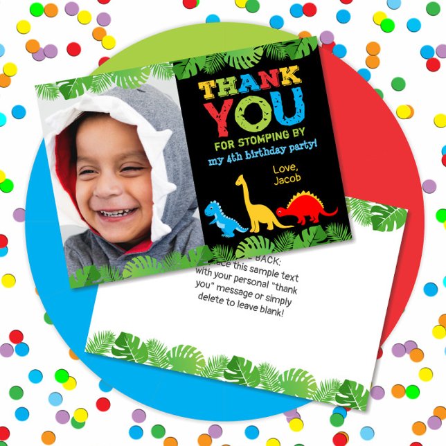 Cute Dinosaur Birthday Tarjeta de agradecimiento (Fun birthday thank you note card with colorful dinosaurs, tropical leaves and palm branches)