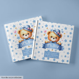 Cute Es un niño con un oso de peluche con un libro