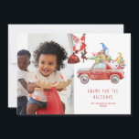 Cute Gnomes y Santa | Tarjeta fotográfica de vacac<br><div class="desc">¡Los gnomos de los cerezos son las estrellas de este tema de vacaciones! Un divertido tema de Navidades modernos que seguramente hará sonreír a cualquiera. Las vacaciones son una parte importante de cualquier cultura, y cuando llega la temporada, se trata de hacer nuevos recuerdos y divertirse con la familia y...</div>