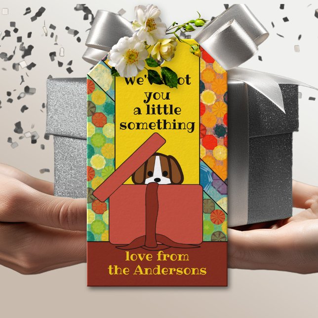 Cute gracioso caricatura Perro etiqueta de regalo (A funny gift tag featuring a cute little puppy in a box on a colorful background)